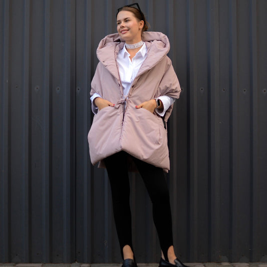 Жилетка пудрового кольору з відстібним капюшоном