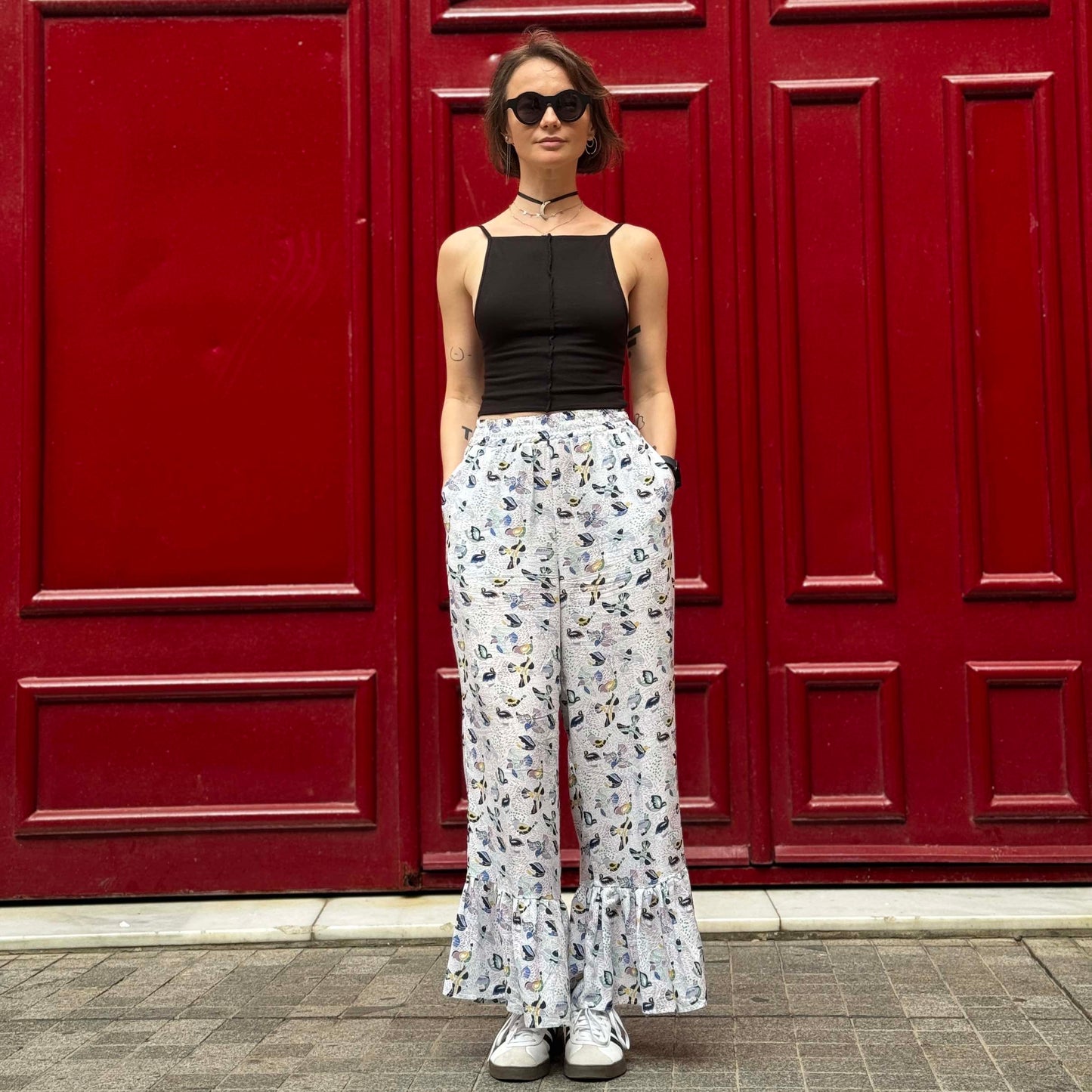 Pants with flounces a bird print
