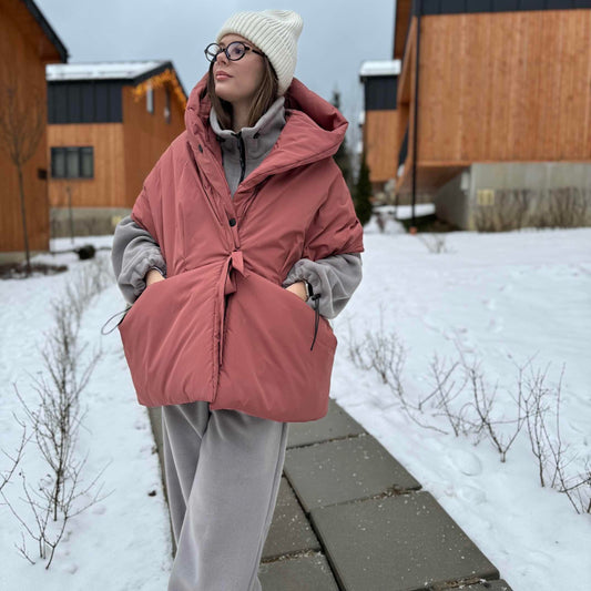 Жилетка теракотового кольору з відстібним капюшоном