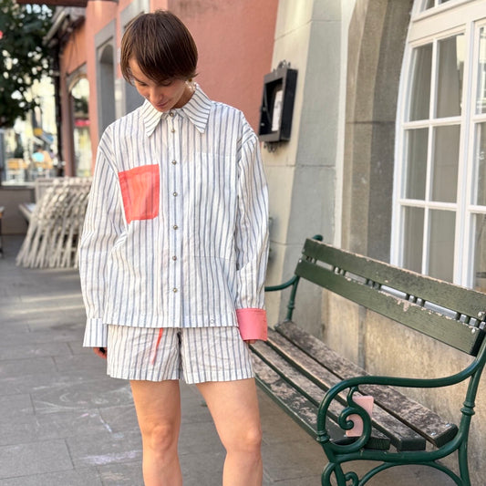 <tc>Смугаста сорочка з можливістю пристібного низу</tc>