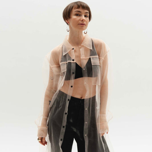 Подовжена прозора сорочка бежевого кольору