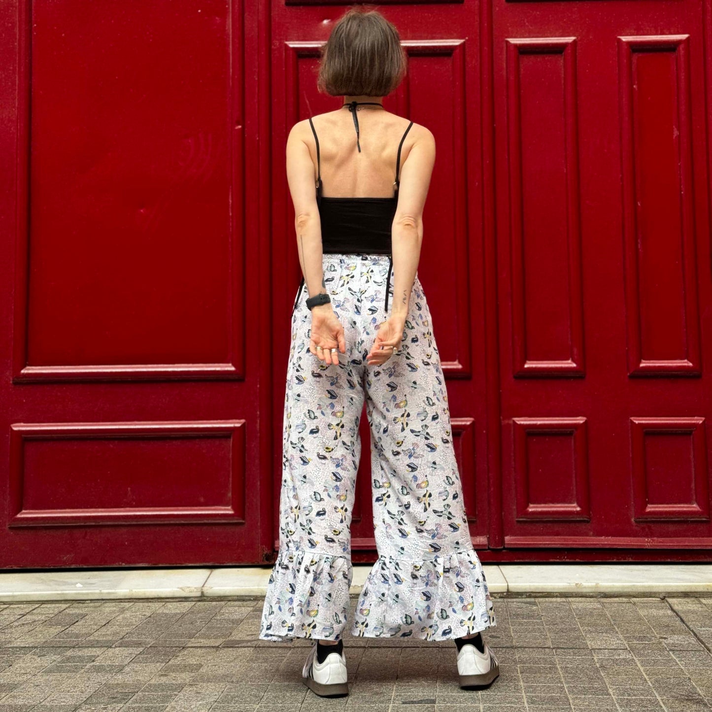 Pants with flounces a bird print