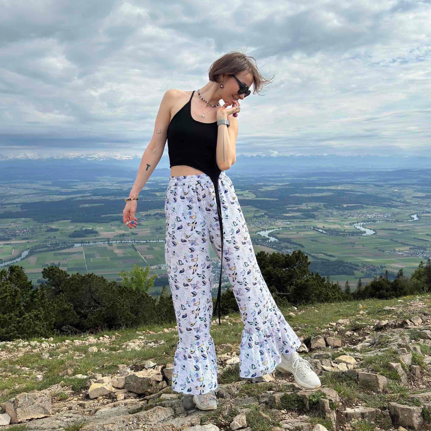 Pants with flounces a bird print