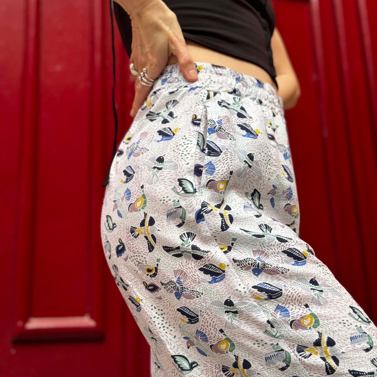 Pants with flounces a bird print