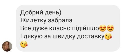 Жилетка червоного кольору з відстібним капюшоном