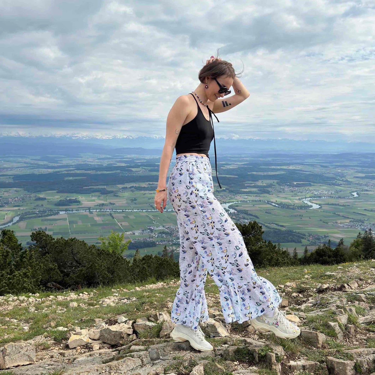 Pants with flounces a bird print
