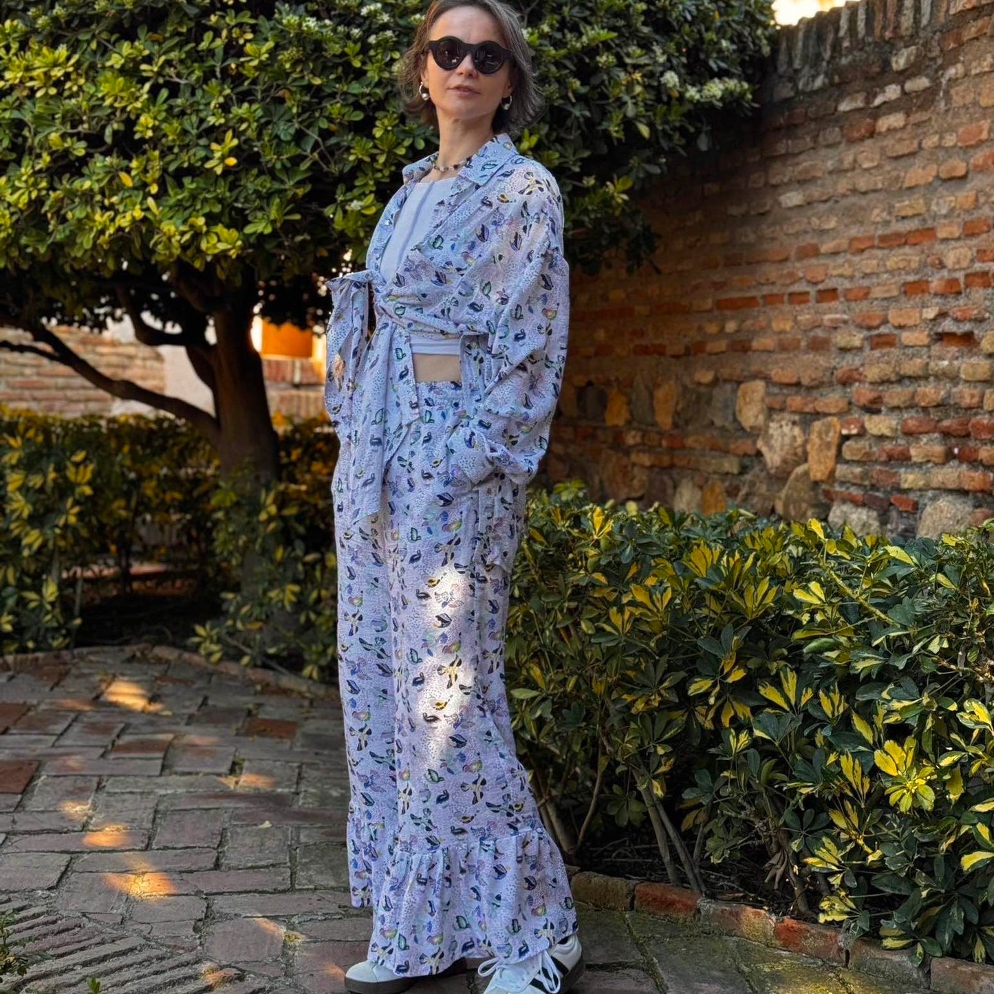 Pants with flounces a bird print