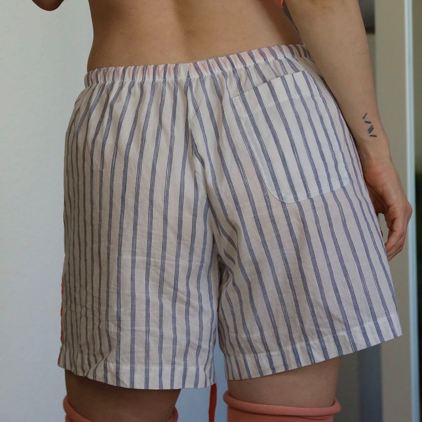 Striped shorts with color accents of your choice
