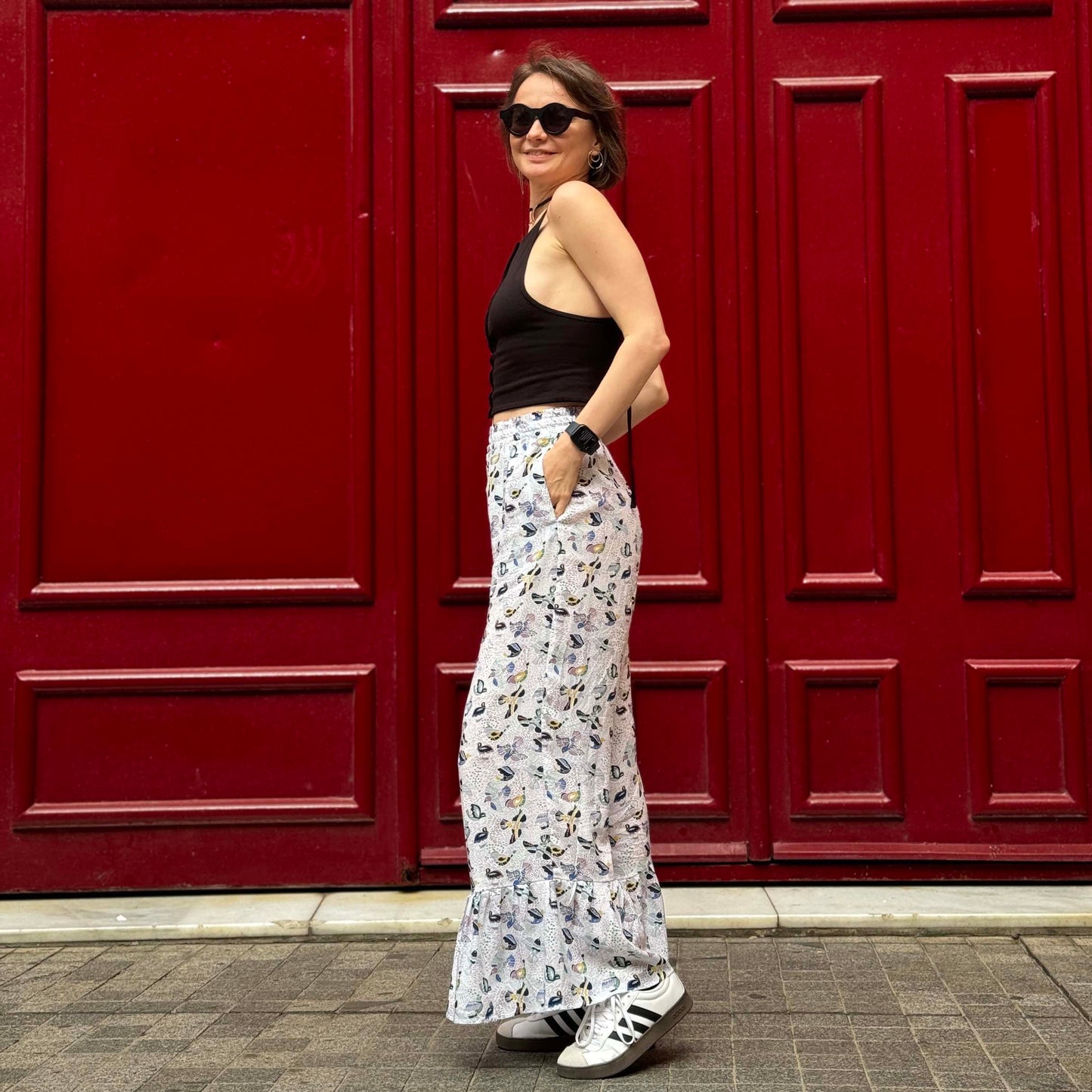 Pants with flounces a bird print