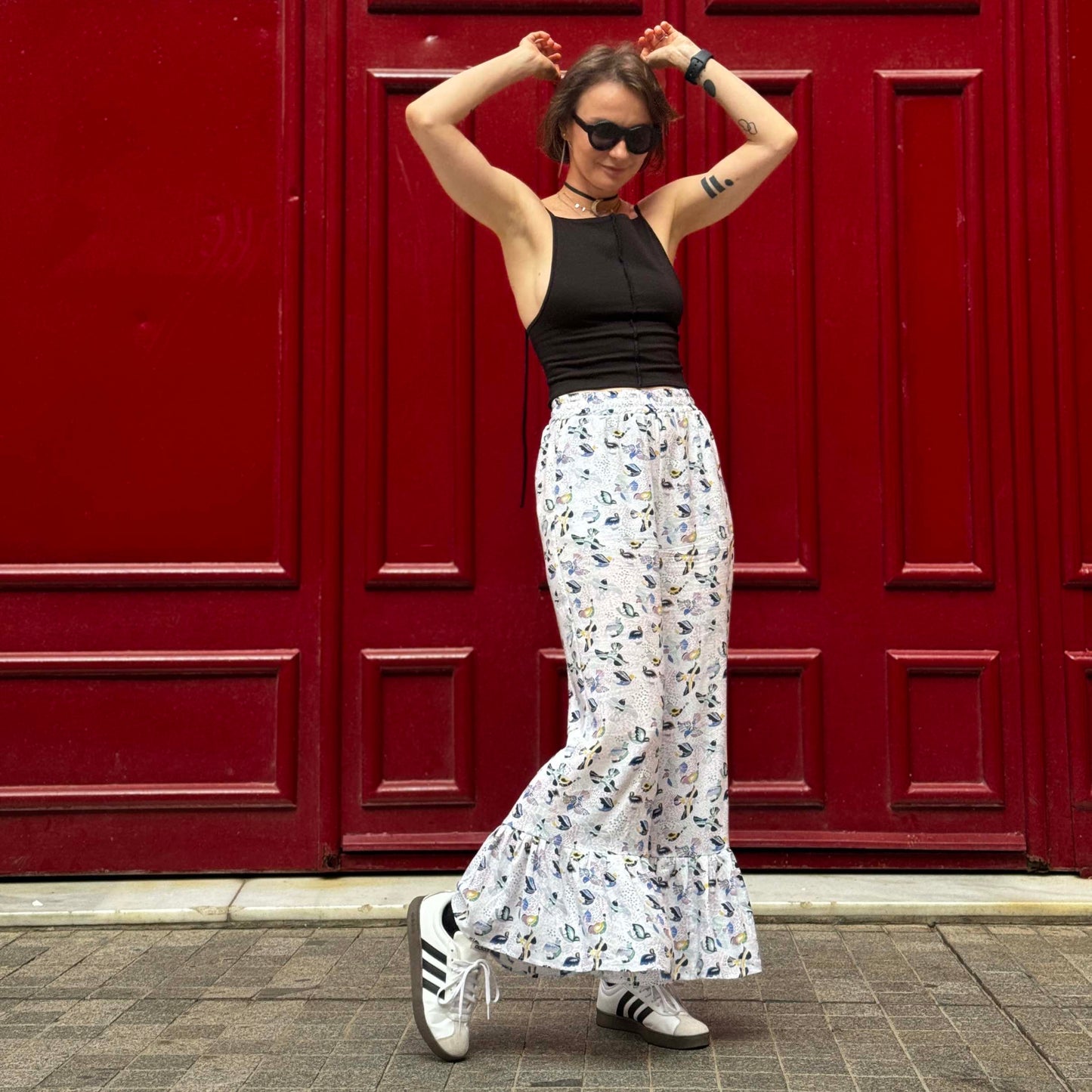 Pants with flounces a bird print