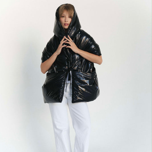 Жилетка "Нео" чорного кольору з відстібним капюшоном