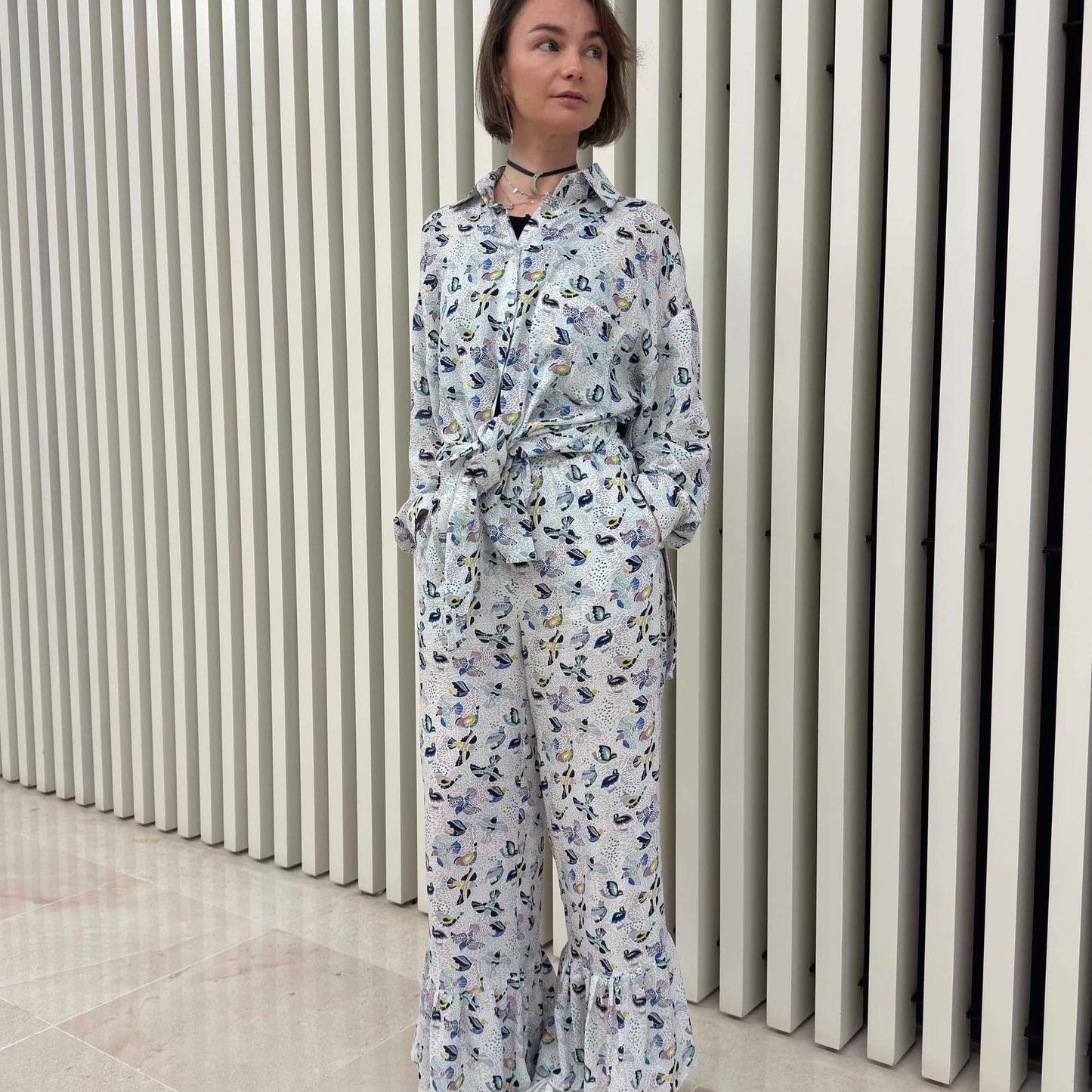 Pants with flounces a bird print