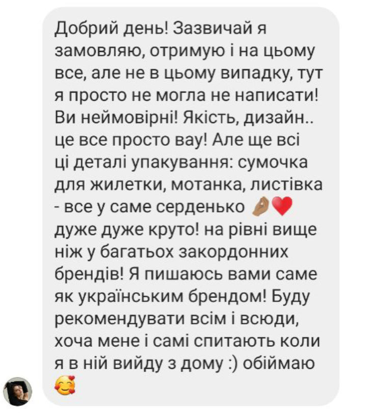 Жилетка червоного кольору з відстібним капюшоном