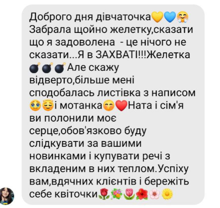 Жилетка червоного кольору з відстібним капюшоном