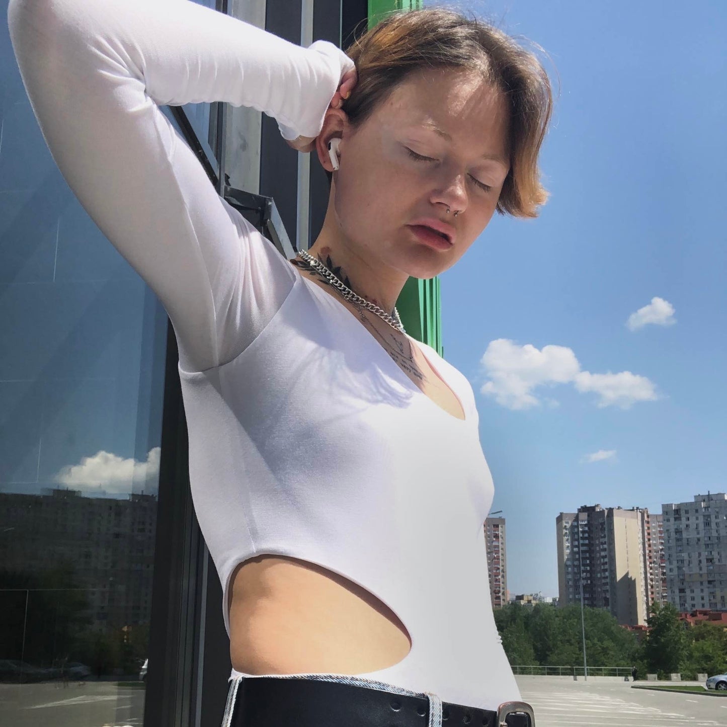 Body with asymmetric cutout
