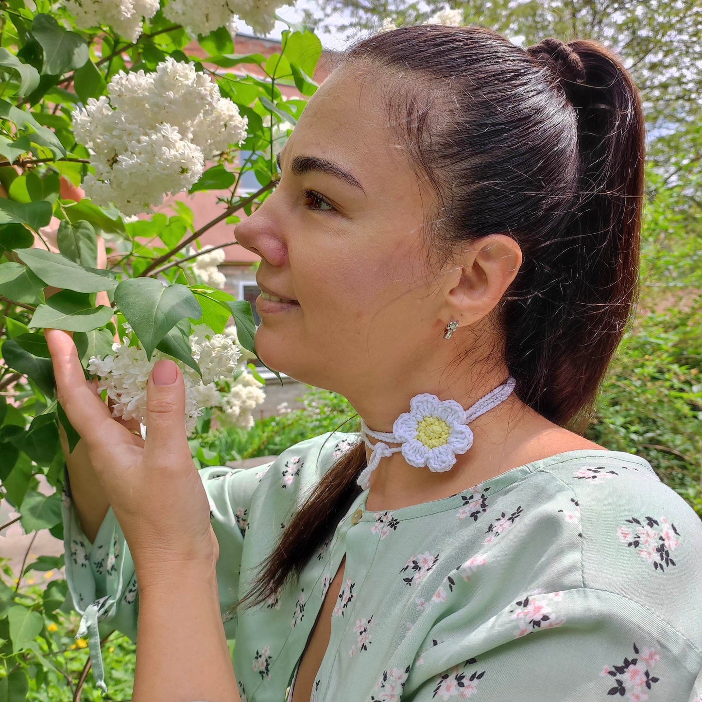 Crochet flower choker chamomile