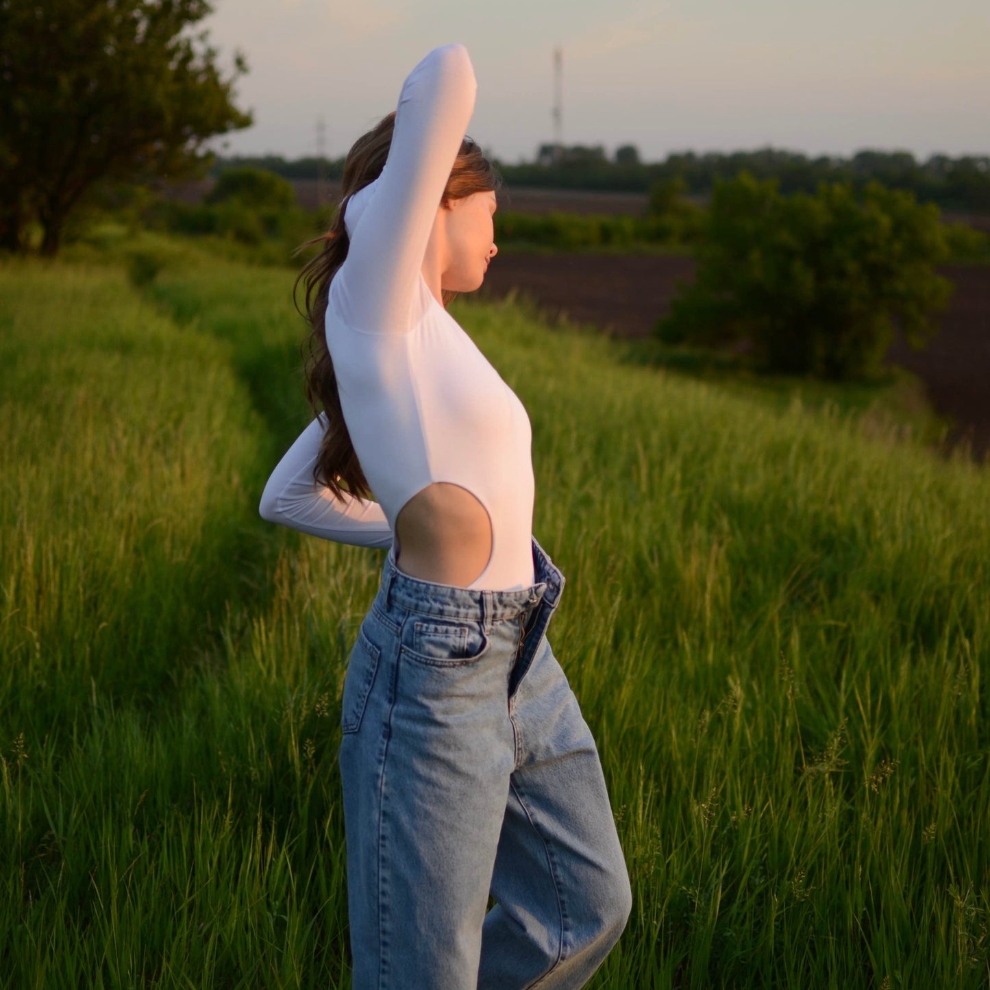 Body with asymmetric cutout