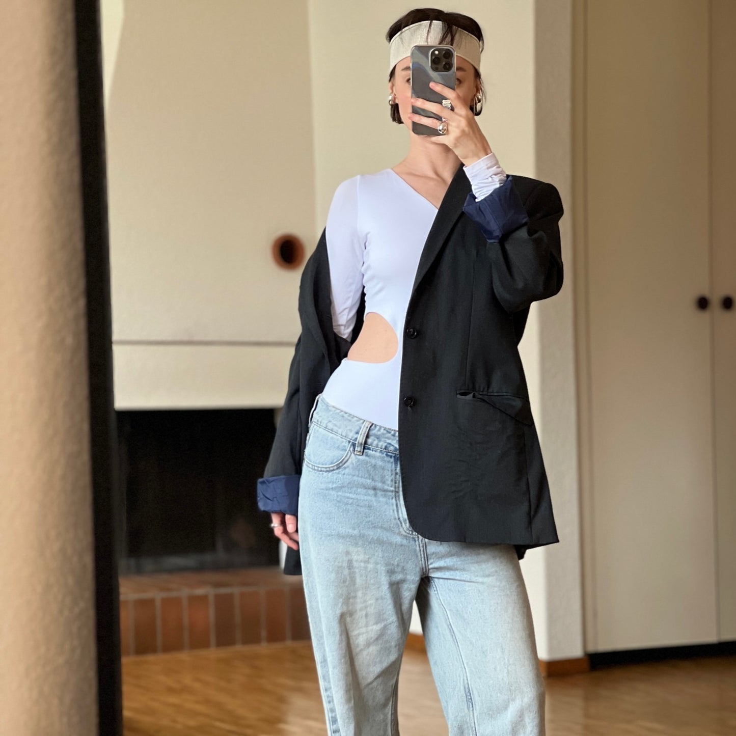 Body with asymmetric cutout
