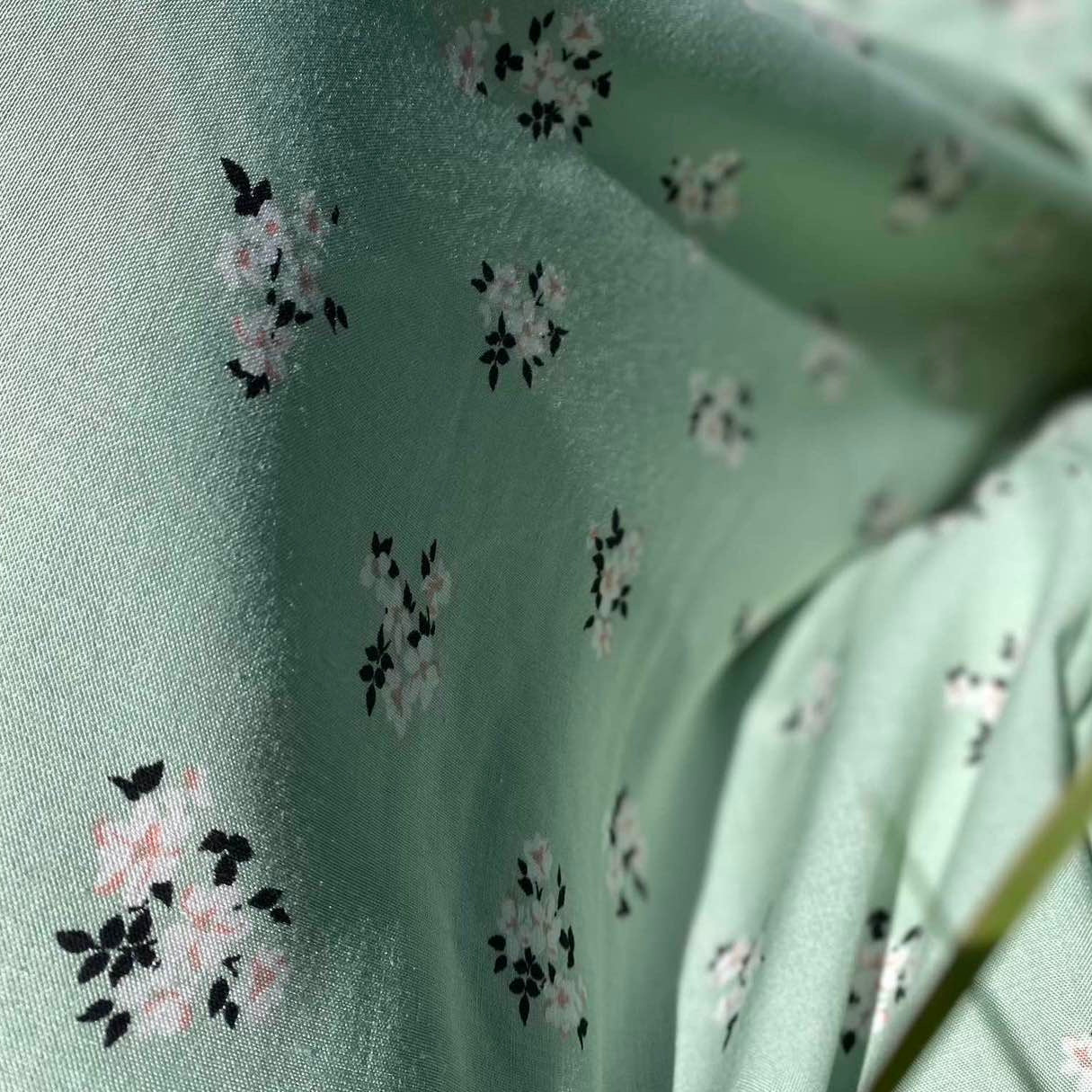 Dress mint with detachable sleeves