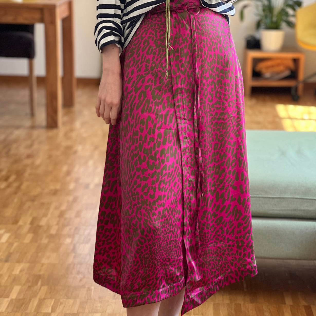 Asymmetrical skirt leopard