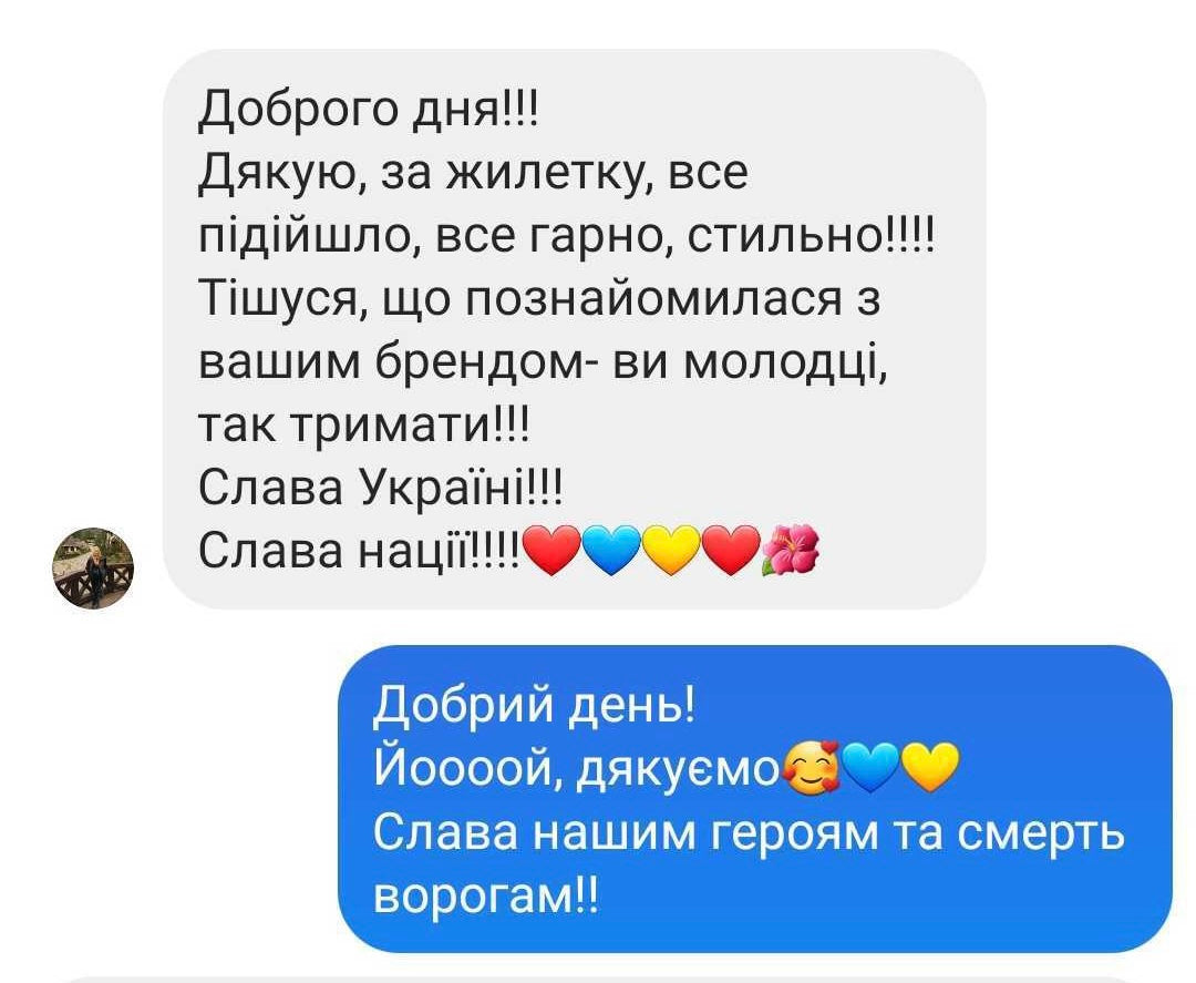 Жилетка червоного кольору з відстібним капюшоном