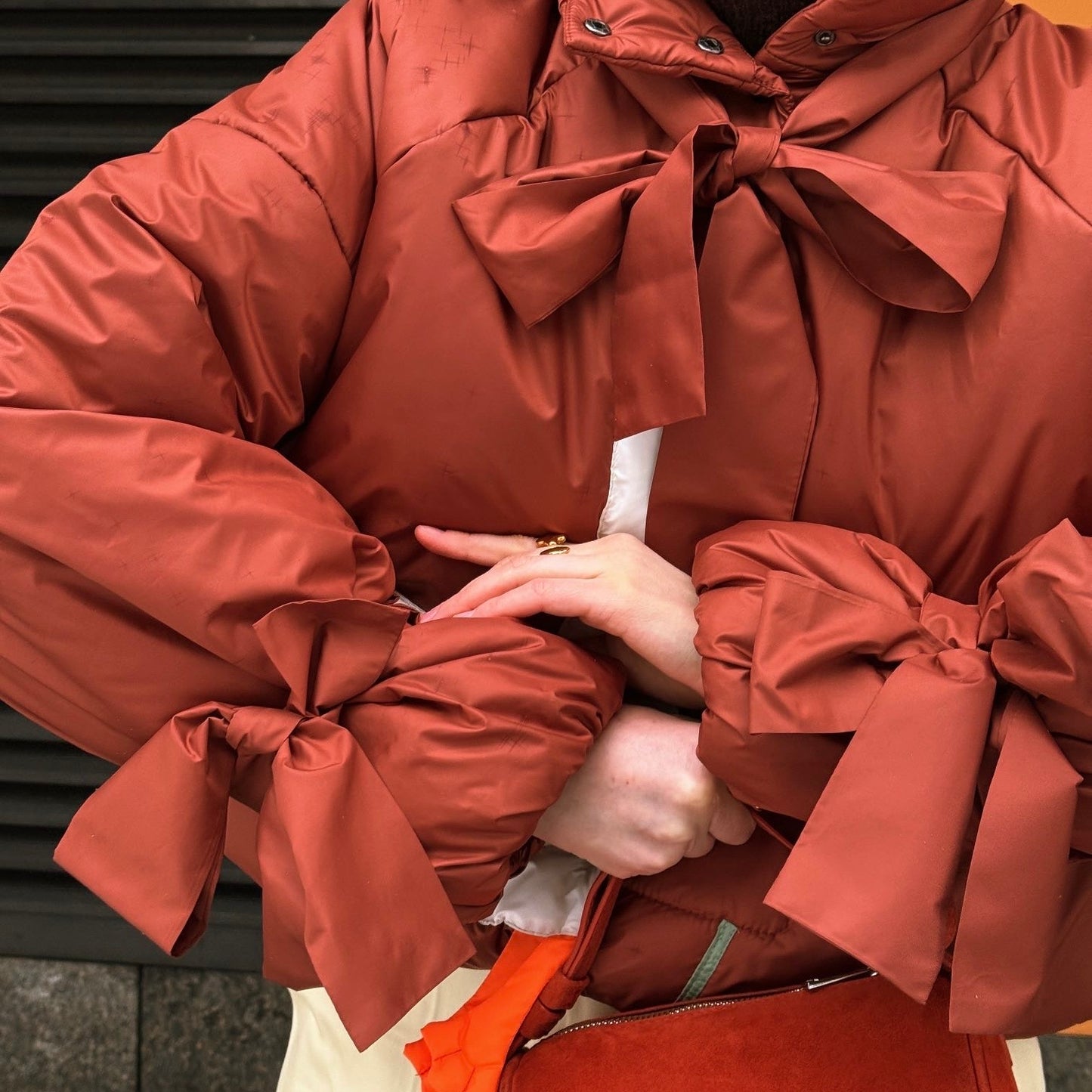 <tc>Куртка «Качечка» теракотова зі знімними бантами і пристібним капюшоном </tc>