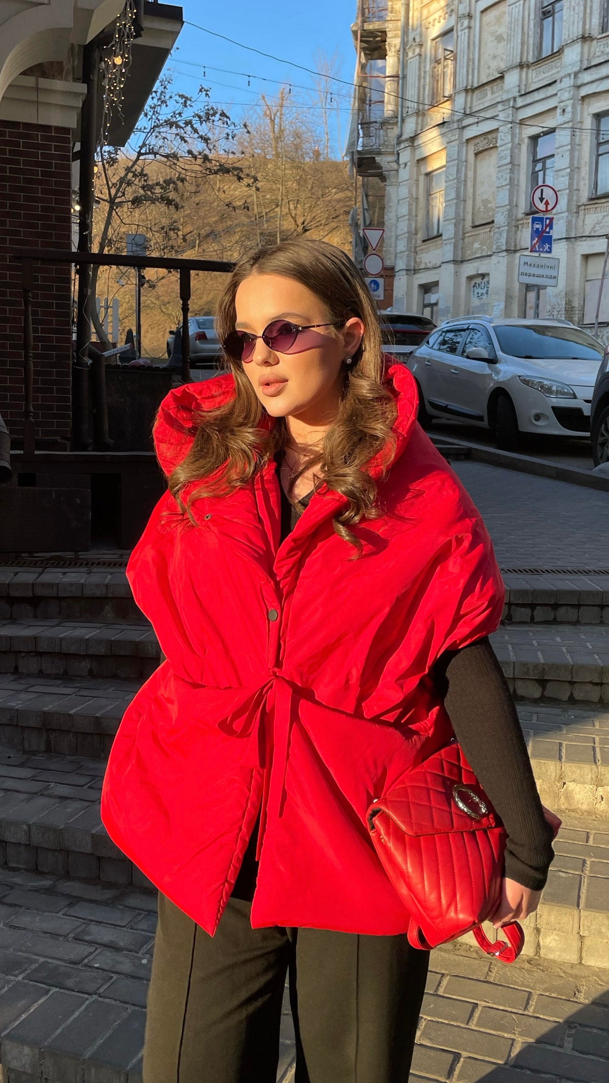 Жилетка червоного кольору з відстібним капюшоном