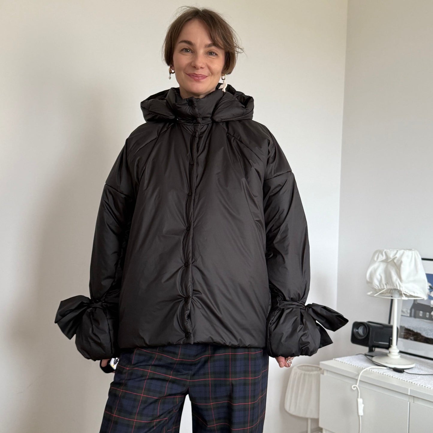 <tc>Куртка чорна зі знімними бантами і пристібним капюшоном</tc>