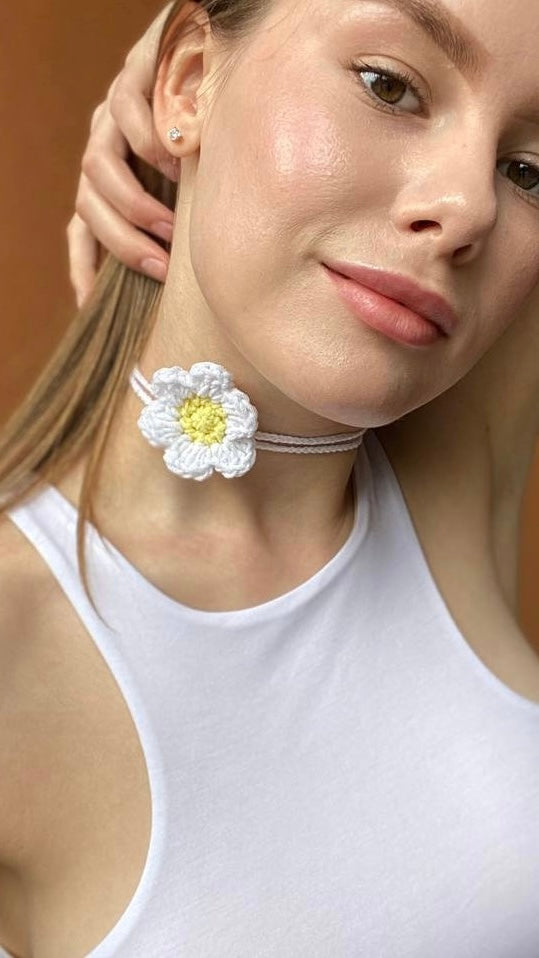 Crochet flower choker chamomile