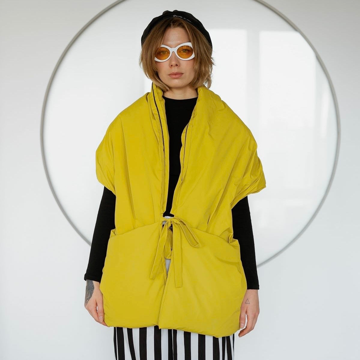 <tc>Жилетка кольору мімози з відстібним капюшоном</tc>