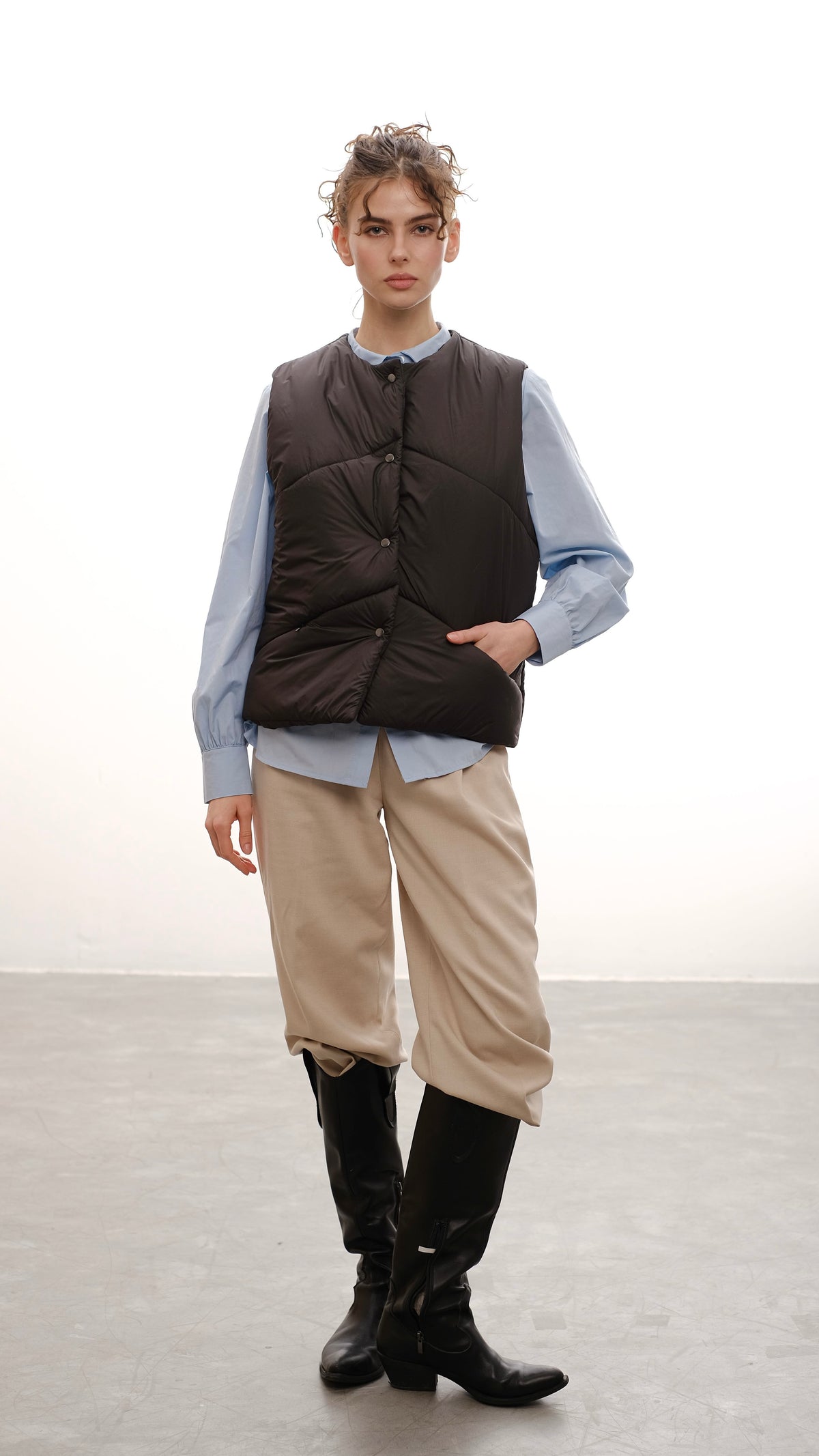 Vest with detachable collar black