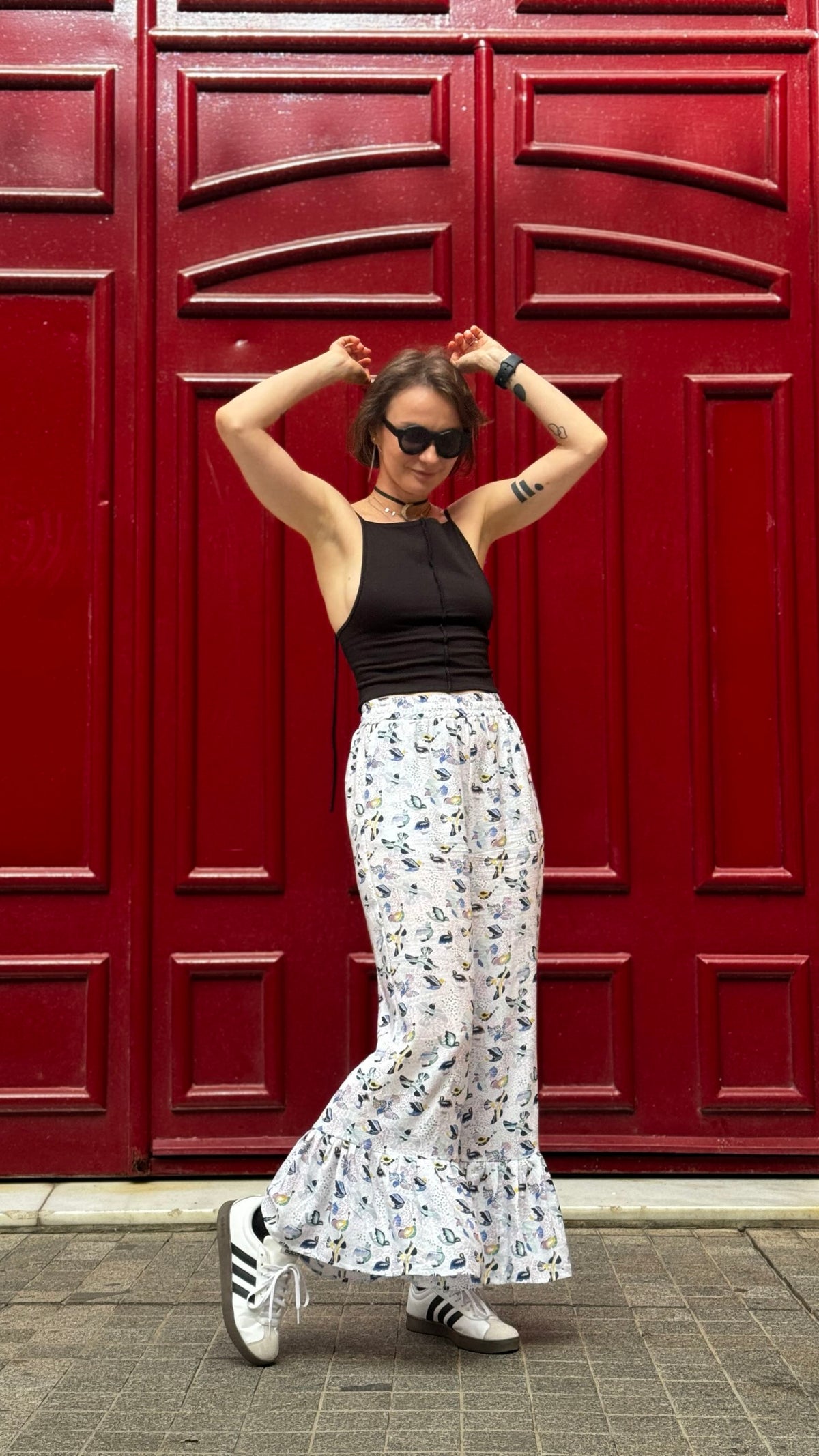 Pants with flounces a bird print
