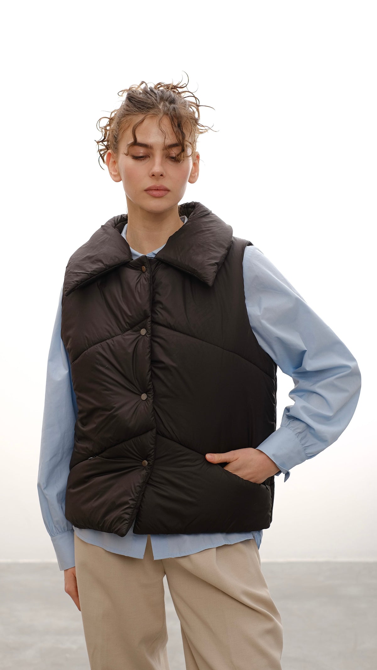 Vest with detachable collar black