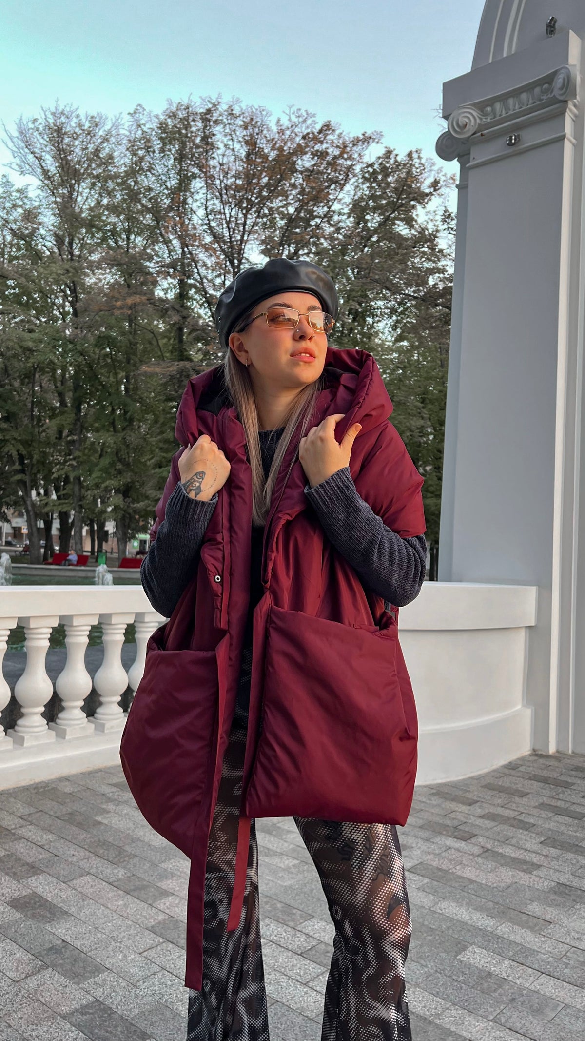 Жилетка кольору марсала з відстібним капюшоном