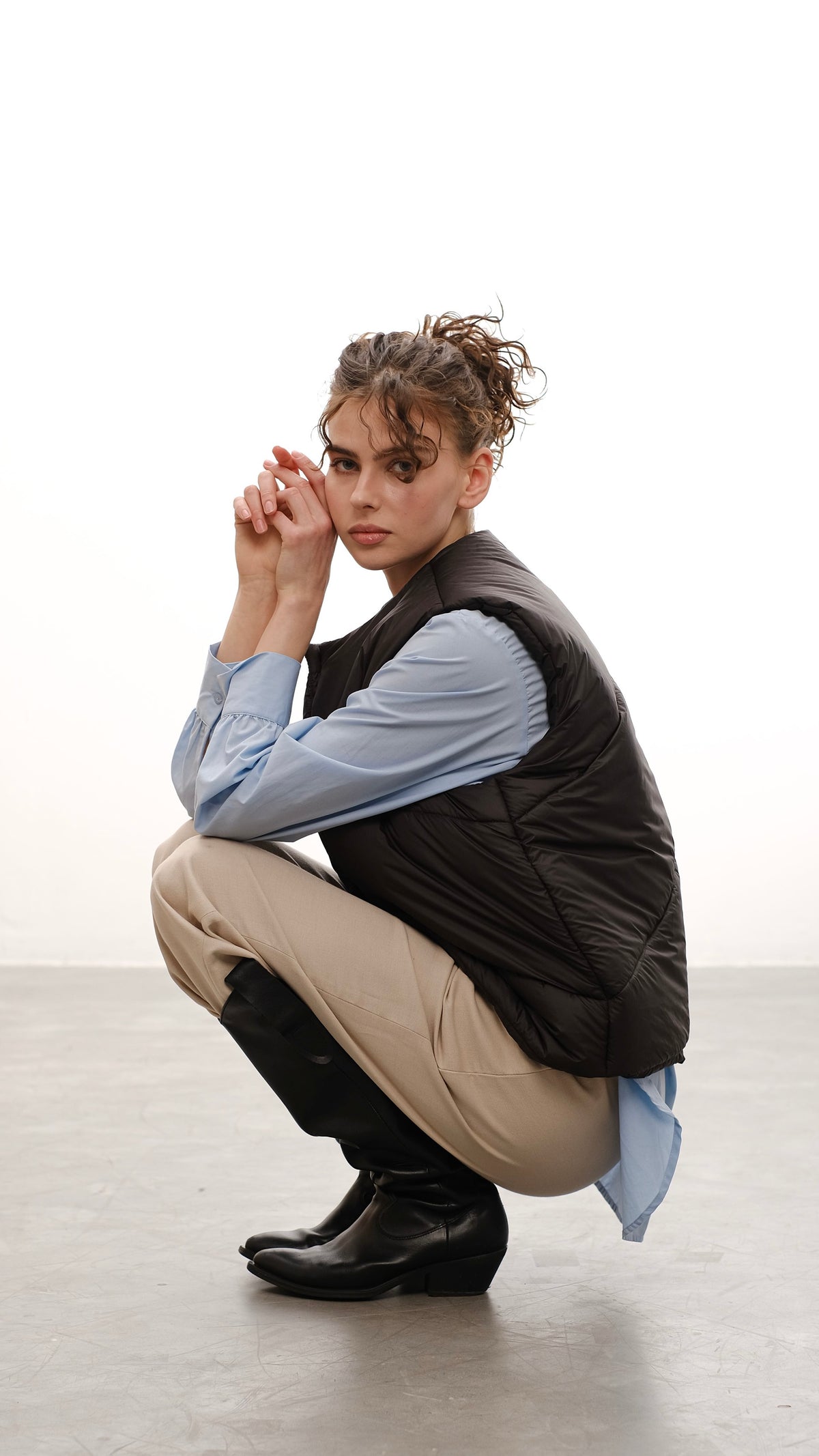 Vest with detachable collar black