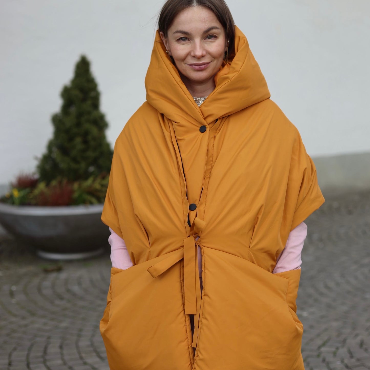 <tc>Жилетка кольору каррі з відстібним капюшоном</tc>