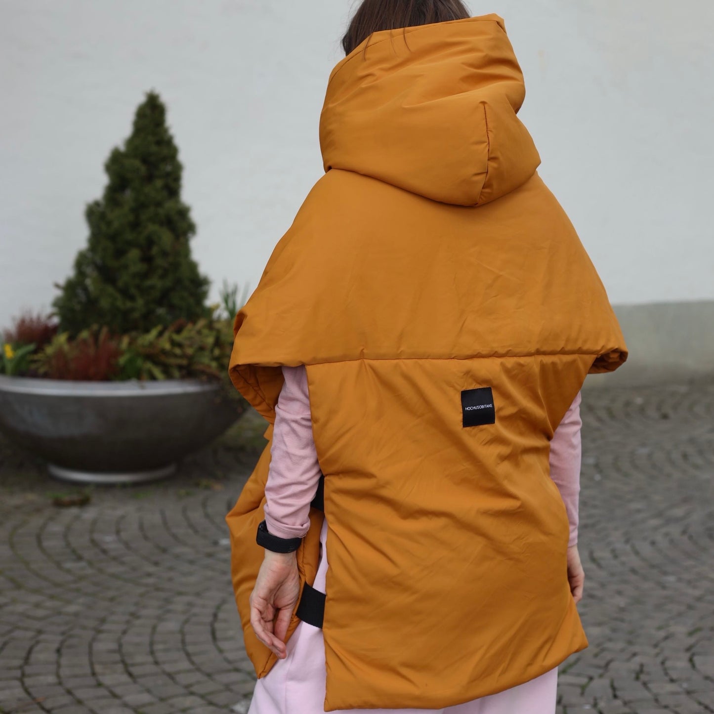 <tc>Жилетка кольору каррі з відстібним капюшоном</tc>