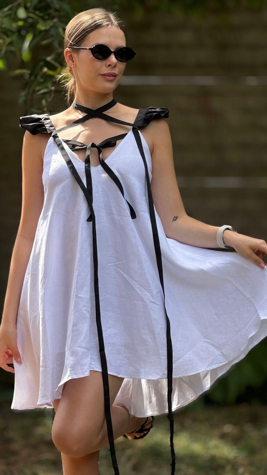 Short dress with ribbons in organic linen