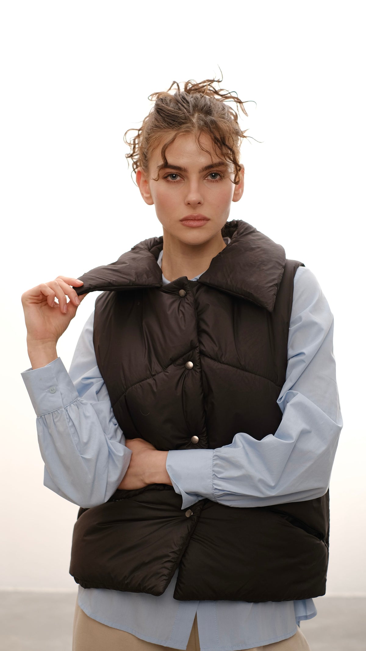 Vest with detachable collar black
