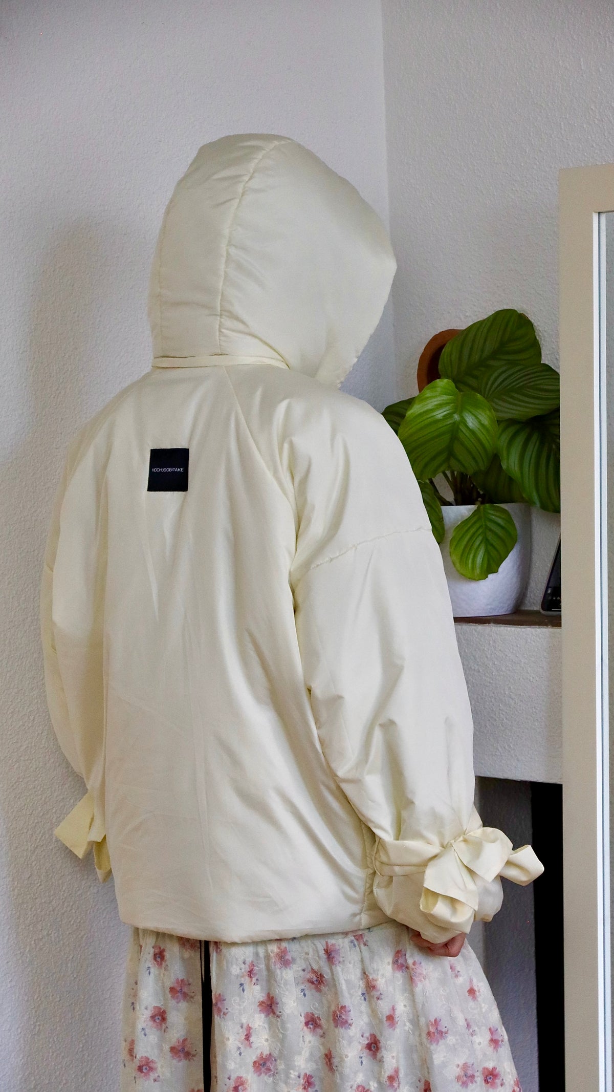Down jacket in yellow butter with detachable powder and removable hood