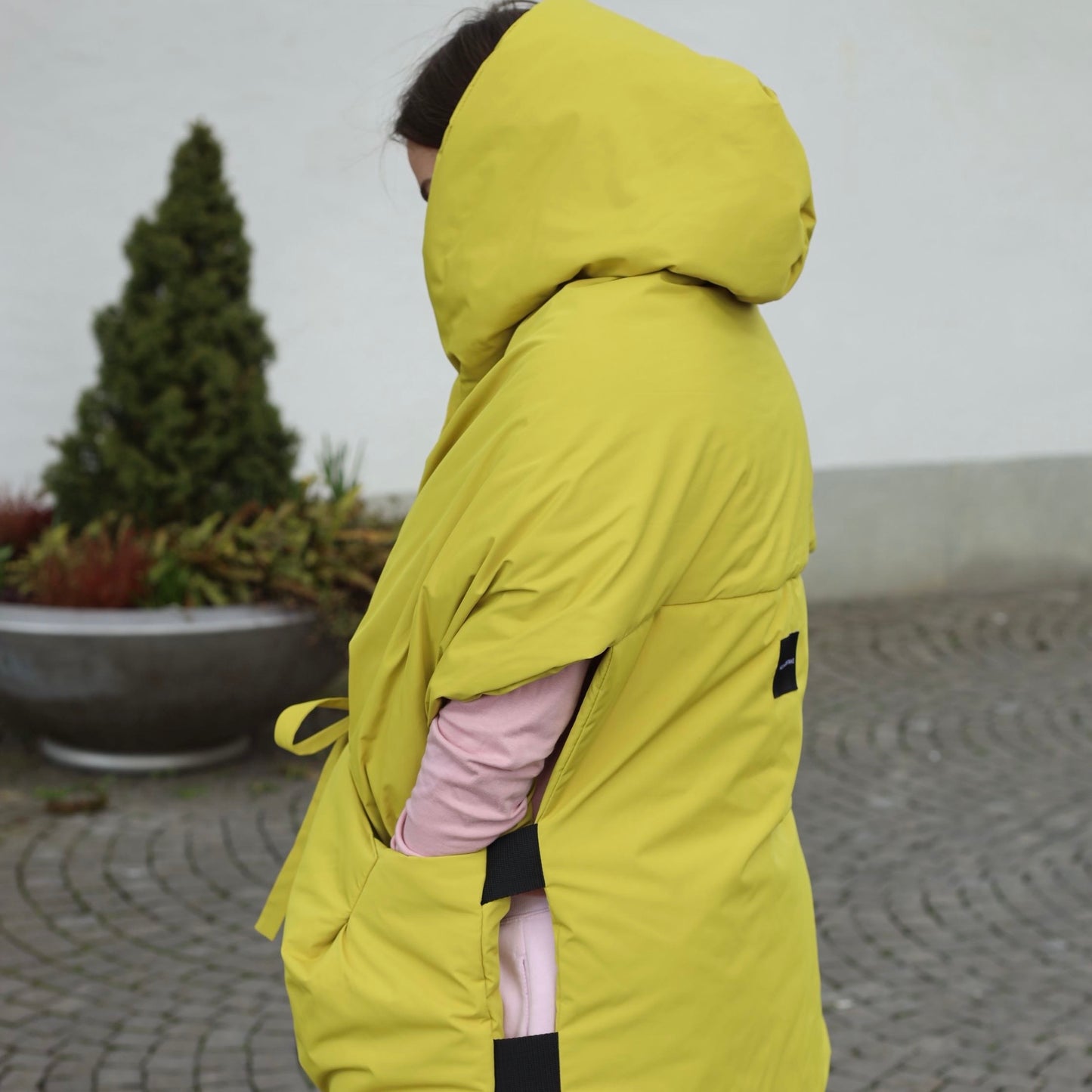 <tc>Жилетка кольору мімози з відстібним капюшоном</tc>