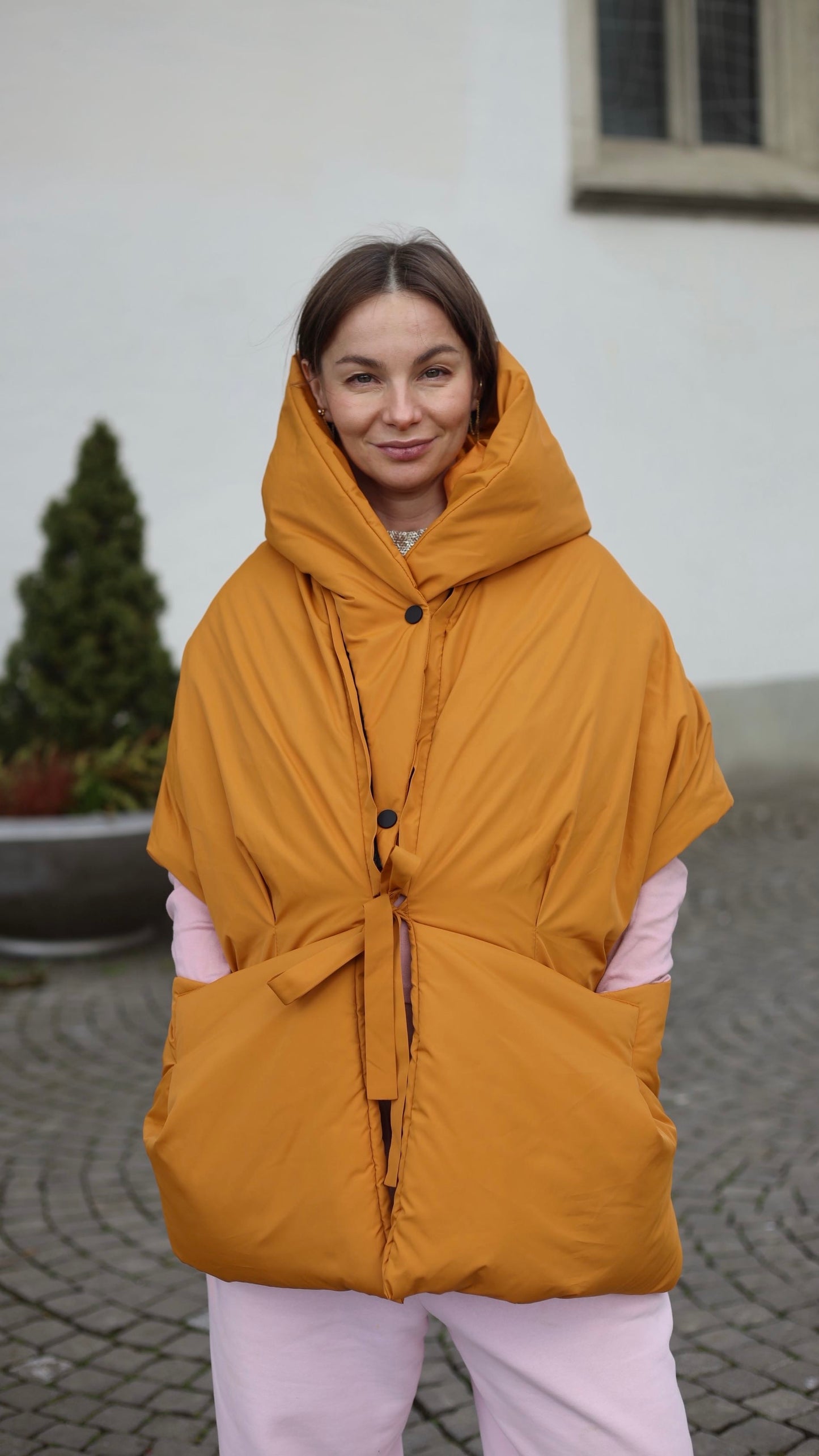 Curry Down vest with detachable hood