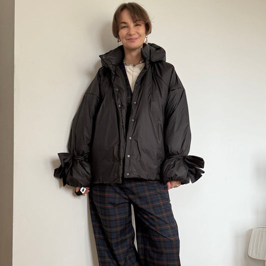 <tc>Куртка чорна зі знімними бантами і пристібним капюшоном</tc>