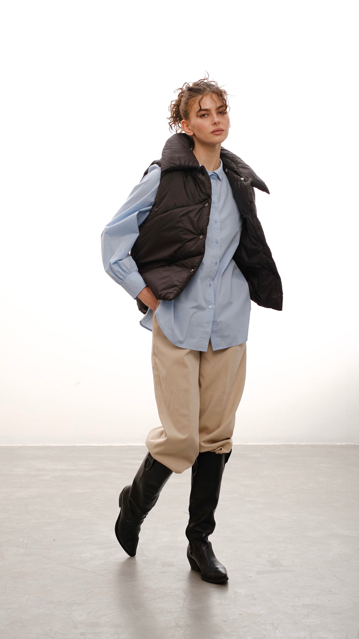 Vest with detachable collar black