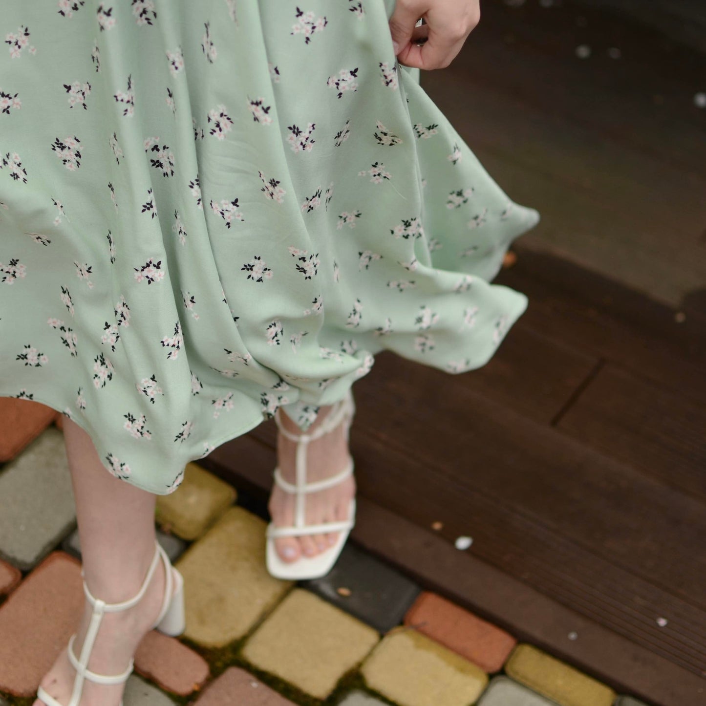 <tc>М‘ятна сукня зі стрічками з квітковим принтом</tc>