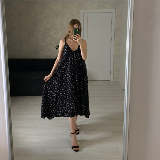 Чорна сукня зі стрічками з квітковим принтом